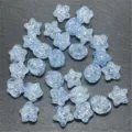 Détail en gros plan de perles en acrylique craquelé bleu clair et rondes pour bijoux. - Bleu Clair Craquelé