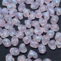 Primer plano de cuentas acrílicas de corazón de sirena rosa translúcido para joyería DIY. - 850 piezas/paquete / Rosa Claro