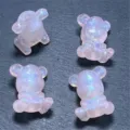 Primer plano de abalorios de oso rosa translúcidos e iridiscentes para manualidades. - Rosa Claro