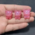 Gros plan détaillé de charms en résine rose brillante avec trous verticaux pour bricolage. - Rose rouge