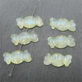 Vista detallada de cuentas de resina de caramelo brillante para dijes DIY y joyería artesanal. - Amarillo