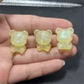 Vue détaillée des breloques ours en résine avec texture pailletée et trou pour bijoux DIY. - Jaune