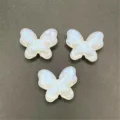 Primer plano de cuentas de mariposa de acrilico iridiscente para accesorios y moviles. - Blanco