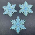 Détail du pendentif flocon de neige lumineux sirène en acrylique avec texture scintillante. - Vert clair