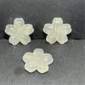 Primer plano de cuentas de flores de cerezo luminosas con purpurina dorada para manualidades - 22mm/Aprox. 210 Pcs / Blanco