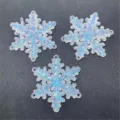 Colgantes de copo de nieve de acrílico iridiscente con agujeros para joyería artesanal DIY. - Blanco