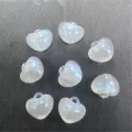 Primer plano de cuentas de acrílico en forma de corazón con agujero para hermosas manualidades. - 17mm (Aprox. 248 Pzs) / Blanco