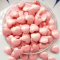 Detalle de cuentas de corazón de acrílico rosa brillante, superficie facetada para manualidades. - Rosa
