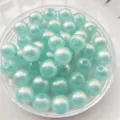 Primer plano detallado de cuentas acrílicas verde menta macaron, perfectas para joyería DIY. - 8mm/Aprox 1800pz / Azul Agua Degrade