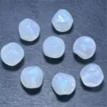 Primer plano de cuentas acrílicas translúcidas iridiscentes con detalles de purpurina para diy. - 14MM/Aprox 300 Pcs / Blanco