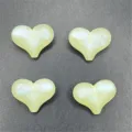 Primer plano de cuatro dijes de resina de corazón de sirena luminosos para cadenas. - 17*21mm (Aprox. 205 Piezas/Paquete) / Amarillo