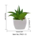 Kleine kunstmatige vetplant in een witte vierkante keramische pot voor interieur. - Kleine vierkante pot + Kleine mond aloë groen