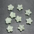 Gros plan detail des perles etoiles en acrylique avec texture et couleur vert clair. - Vert Clair Craquelé