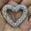 Detalle de colgante de corazón de arcilla con pedrería para cadenas de teléfono y llaveros. - N.º 1003