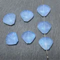 Detalle de cuentas de concha de sirena azul translúcido para joyería DIY y cadenas de teléfono. - Azul