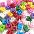 Primer plano de cuentas de letras acrílicas de colores, perfectas para bisutería y manualidades. - Estilo E / Paquete de 1 Catty (Aprox. 144 Pzs) / Multicolor