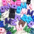 Cuentas de letras de acrilico de colores vista detallada de primer plano para accesorios de joyas - Patrón M / Paquete de 1 Catty (Aprox. 127 Pzs) / Multicolor