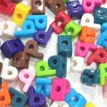 Abalorios de letras de acrílico de agujero grande para cadenas de teléfono y llaveros DIY - Patrón P / Paquete de 1 Catty (Aprox. 193 Pzs) / Multicolor