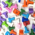 Detalle de cuentas acrílicas de colores en forma de T, ideales para cadenas de teléfono artesanales. - Patrón T / Paquete de 1 Catty (Aprox. 202 Pzs) / Multicolor