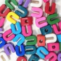 Cuentas de acrilico de colores con agujero grande para accesorios de cadenas de telefonos DIY. - Estilo U / Paquete de 1 Catty (Aprox. 141 Pzs) / Multicolor