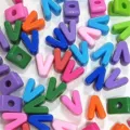 Detalle de cuentas de letras acrilicas de colores, ideales para accesorios de movil de bricolaje. - Estilo V / Paquete de 1 Catty (Aprox. 174 Pzs) / Multicolor