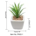Kleine kunstmatige vetplant in witte vierkante keramische pot met stenen voor mooie tafeldecor. - Kleine vierkante pot + Geklokt waterkastanjegras