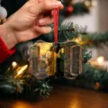 Vue détaillée d'un pendentif de décoration chrétien irrégulier avec ruban rouge festif. - Style 2