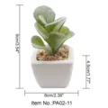 Mini kunstmatige vetplant in witte vierkante keramische pot met stenen decoratie. - Kleine vierkante pot + Geklokte groene woestijnroos