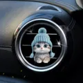 Primo piano della clip per presa d'aria auto in acrilico gatto carino con cappello blu. - Gatto con Cappello