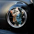 Primo piano clip bocchetta aria auto gatto carino, outfit jeans elegante, bellissima decorazione auto. - Gatto con Giacca di Jeans