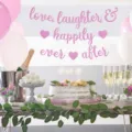 Dettaglio banner nuziale glitterato con lettere rosa brillanti e decorazione romantica. - Banner Rosa Glitter Happily Ever After