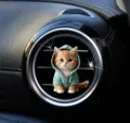 Detailweergave van schattige kat hoodie auto ventilatieclip acryl geur auto ornament. - Kat in Sweatshirt
