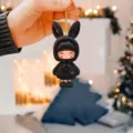 Colgante peluche muneca conejo negro llavero lindo decoracion arbol de Navidad coche - Estilo 6 (Muñeca con Sombrero de Conejo)