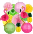 Dettaglio decorazioni per feste tropicali hawaiane in carta con sfere a nido d'ape. - Set fenicottero giallo e verde