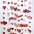 Vista dettagliata di ghirlande di carta a forma di cuore appese per decorazioni di matrimoni. - 4 Metri / Doppio cuore oro rosa a specchio e glitterato