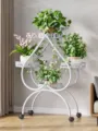 Moderner rollbarer Metall-Pflanzenständer mehrstufiger Blumenständer für Wohnzimmer Balkon - Verdichtete 4 Töpfe mit Rädern / Weiß