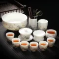 Service à thé en céramique blanche Kung Fu chinois avec gaiwan, pichet et tasses. - Paysage + Six Messieurs + Lave-Thé + Tasse Maître