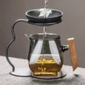 Théière en verre avec infuseur intégré et support en métal pour la préparation du thé en vrac. - Set Passoire à Thé en Poterie Noire + Tasse d'Équité Guanshan (Gris Fumée)