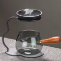 Théière en verre avec poignée en bois et support en métal porte-filtre pour thé en vrac - Set Passoire à Thé en Poterie Noire + Tasse d'Équité à Poignée Latérale (Gris Fumée)