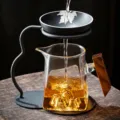 Tasse à thé en verre avec poignée en bois et support en métal pour la préparation du thé. - Set Passoire à Thé en Poterie Noire + Tasse d'Équité Lingfeng 370ml (Transparent)