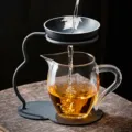 Tasse à thé en verre avec support en métal et infuseur à thé pour la préparation - Set Passoire à Thé en Poterie Noire + Tasse d'Équité Linglong 350ml (Transparent)
