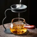 Ensemble tasse à thé en verre avec filtre, manche en bois et support pour infusion. - Set Passoire à Thé en Poterie Noire + Tasse d'Équité à Poignée Latérale 370ml (Transparent)