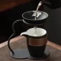 Ensemble théière et filtre à thé en céramique noire avec support pour cérémonie du thé. - Set Passoire à Thé en Poterie Noire + Tasse d'Équité Feuille d'Érable en Poterie Noire