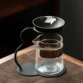 Élégant service à thé en verre avec support en métal et filtre à feuilles pour thé. - Set Passoire à Thé en Poterie Noire + Tasse d'Équité Marteleé Feuille d'Érable