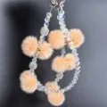 Ciondolo per telefono con perle di cristallo e pon pon in pelliccia sintetica pesca - Rosa arancione