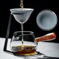 Théière en verre avec filtre en céramique et support en métal pour thé en vrac - Set Passoire à Thé Sans Trou + Tasse d'Équité à Poignée Latérale (Gris Fumée)
