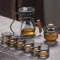Élégant service à thé en verre avec cruche en bois, théière, infuseur et six tasses pro. - Set Passoire à Thé en Poterie Noire + Tasse Guanshan + Gaiwan + 6 Tasses