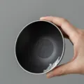 Passoire à thé en céramique noire de qualité avec filtre à mailles fines et design argenté élégant. - Filtre Unique en Poterie Noire (Feuille d'Érable)