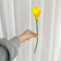 Gros plan détail du calla jaune artificiel, fleur en PU haut de gamme pour déco. - Jaune