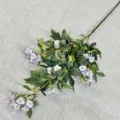 Nordische künstliche Blumenzweig mit violetten Blüten und grünen Blättern für die Dekoration. - Hellviolett